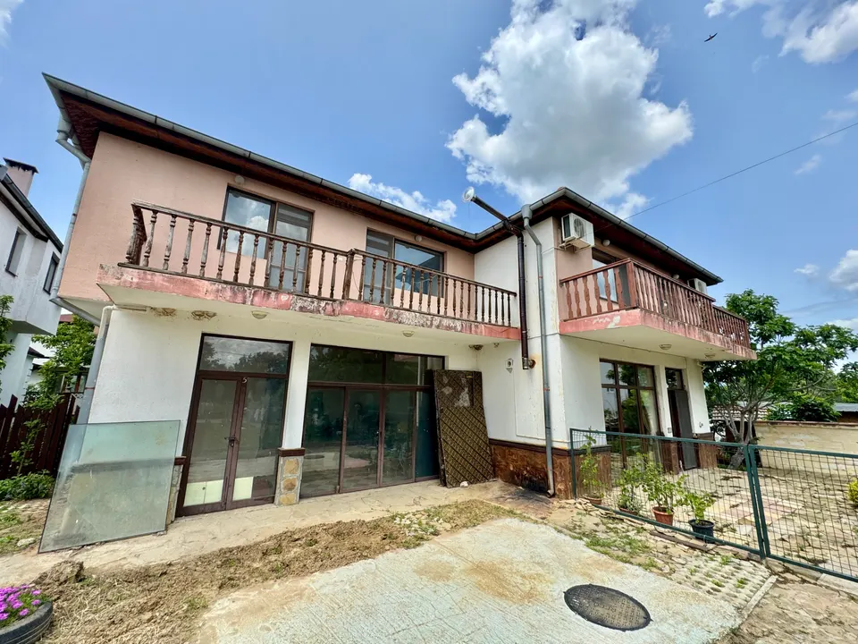 Furnished two-storey house in a gated complex, Poroy
