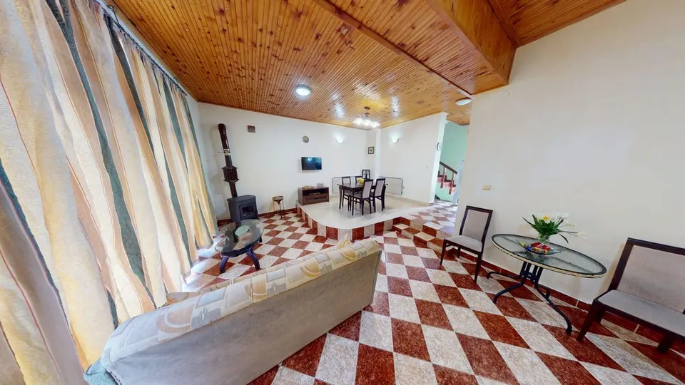 Furnished two-storey house in a gated complex, Poroy