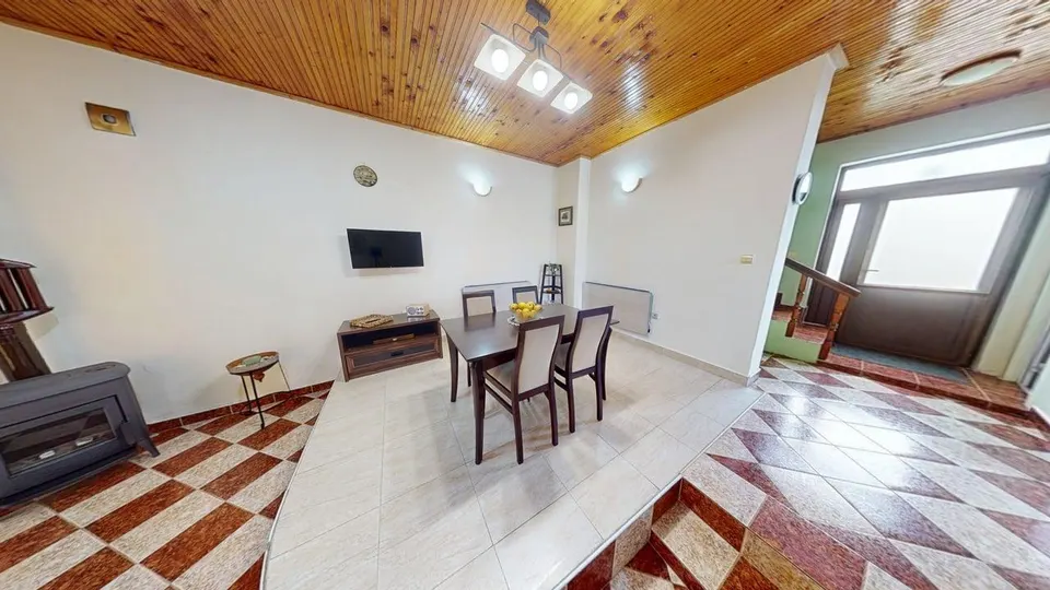 Furnished two-storey house in a gated complex, Poroy