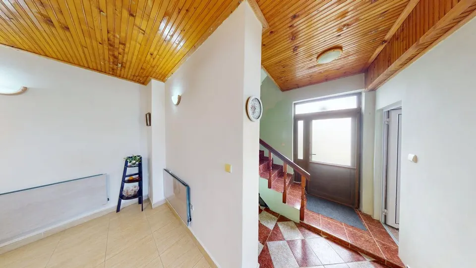 Furnished two-storey house in a gated complex, Poroy