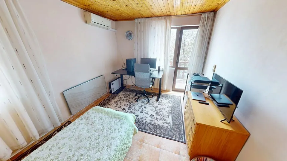 Furnished two-storey house in a gated complex, Poroy