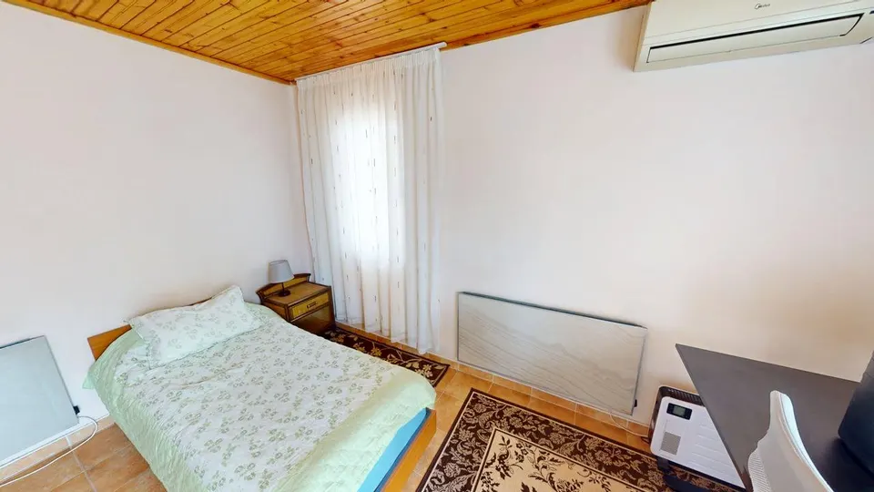 Furnished two-storey house in a gated complex, Poroy