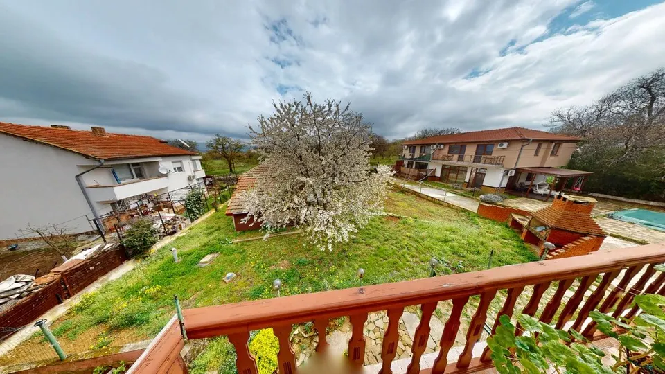 Furnished two-storey house in a gated complex, Poroy