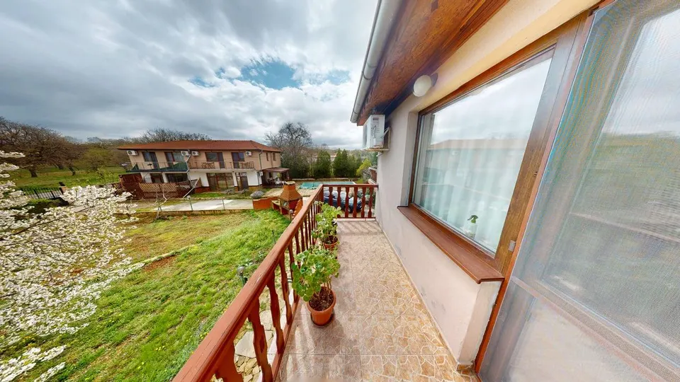 Furnished two-storey house in a gated complex, Poroy