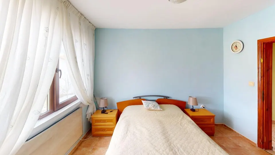 Furnished two-storey house in a gated complex, Poroy