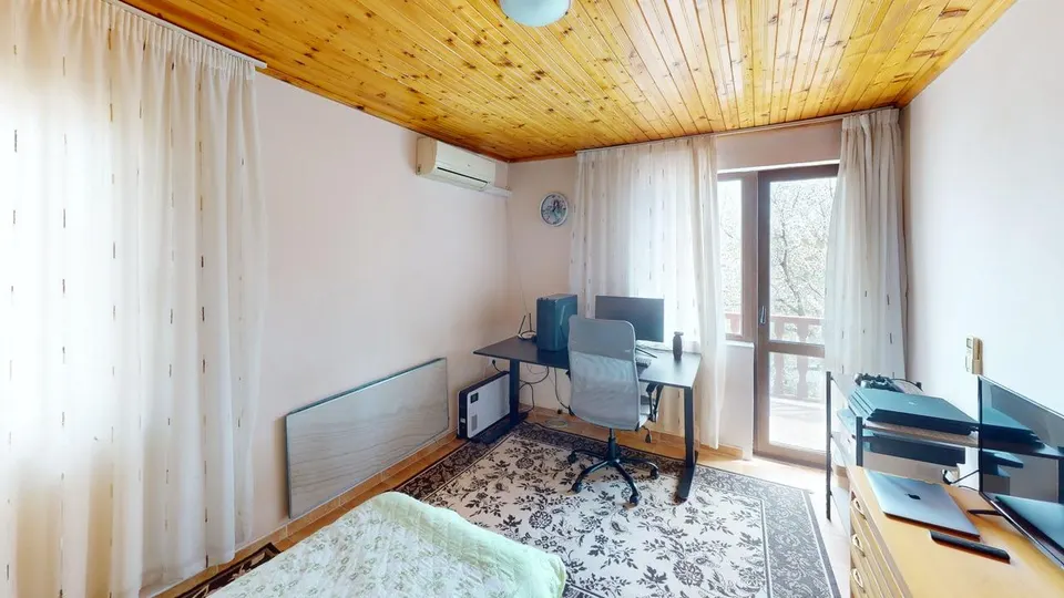 Furnished two-storey house in a gated complex, Poroy