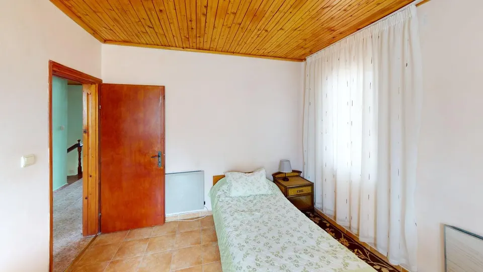 Furnished two-storey house in a gated complex, Poroy